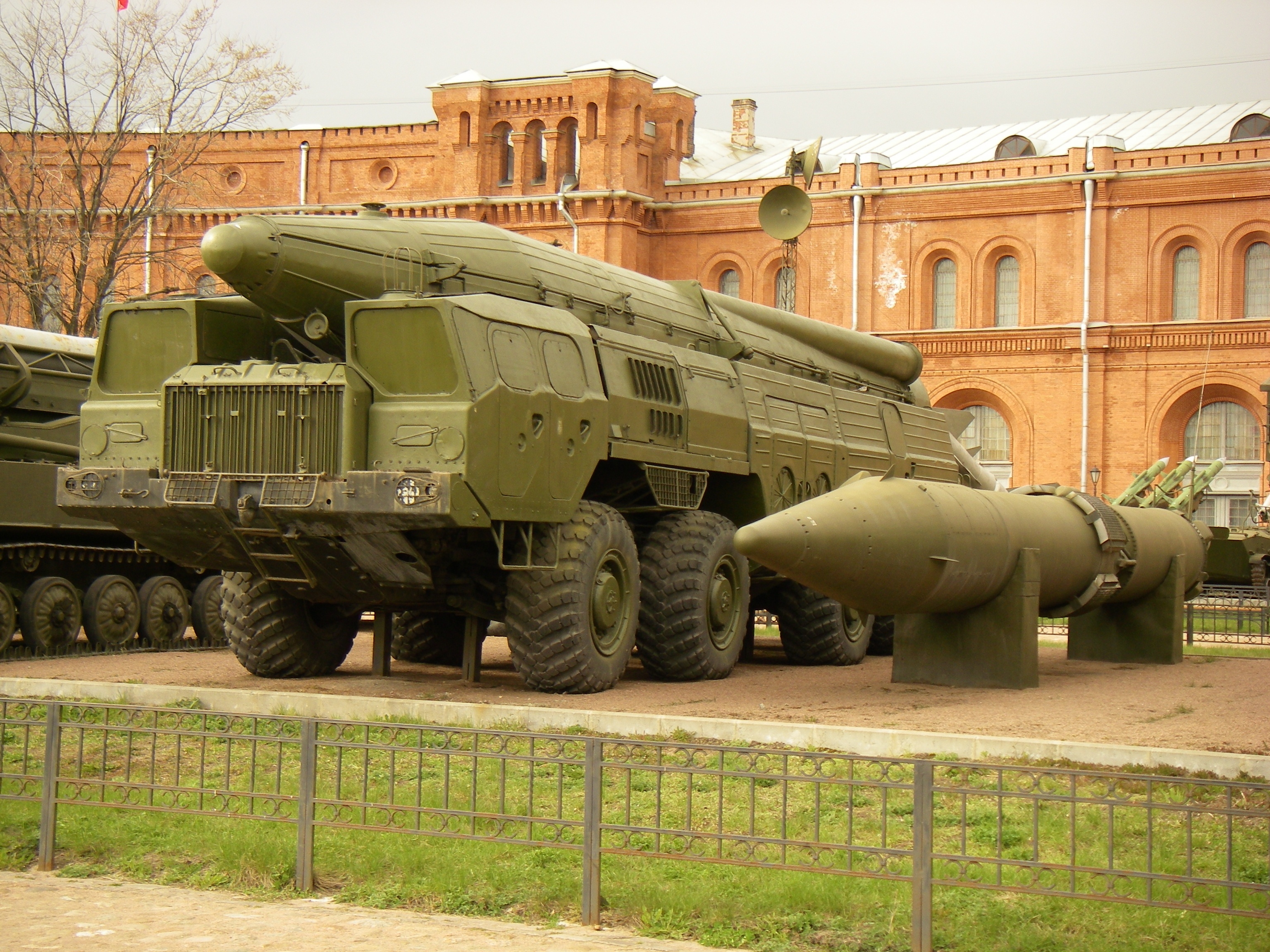 МАЗ-543 с ракетной установкой