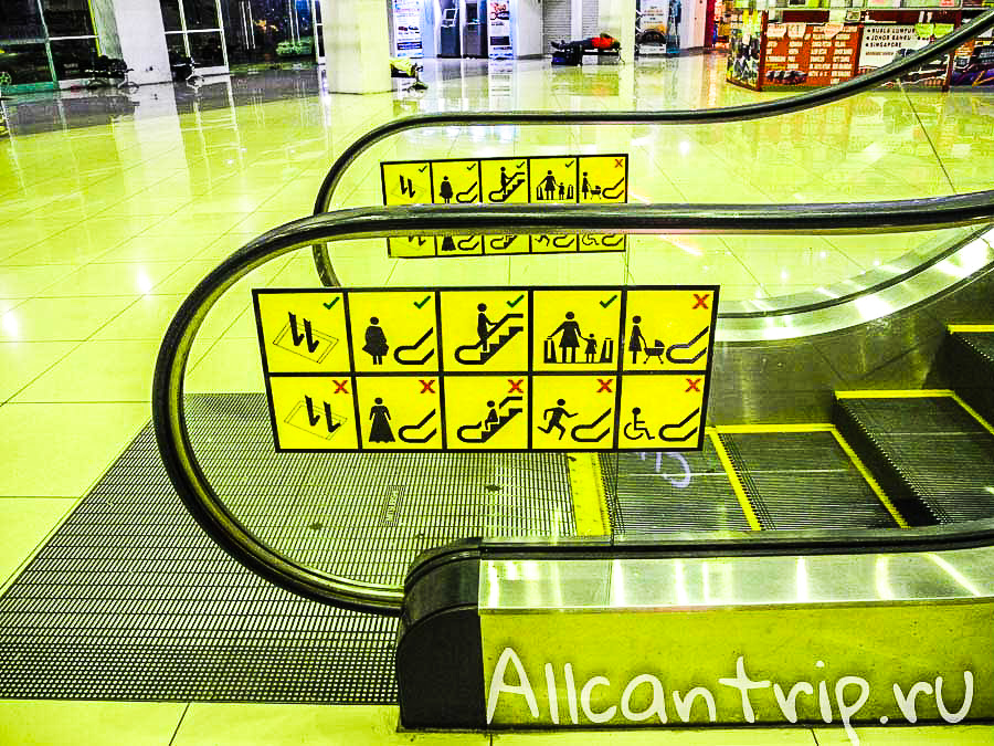 Малайские правила на эскалаторах