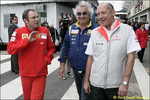 Главы команд: (слева направо) Стефано Доменикали (Ferrari), Флавио Бриаторе (Renault) и Рон Деннис (McLaren)