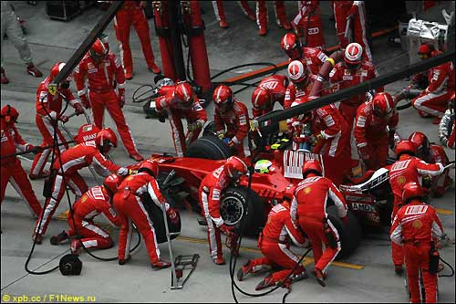 Механики Ferrari проводят пит-стоп, Гран При Китая 2008 г.