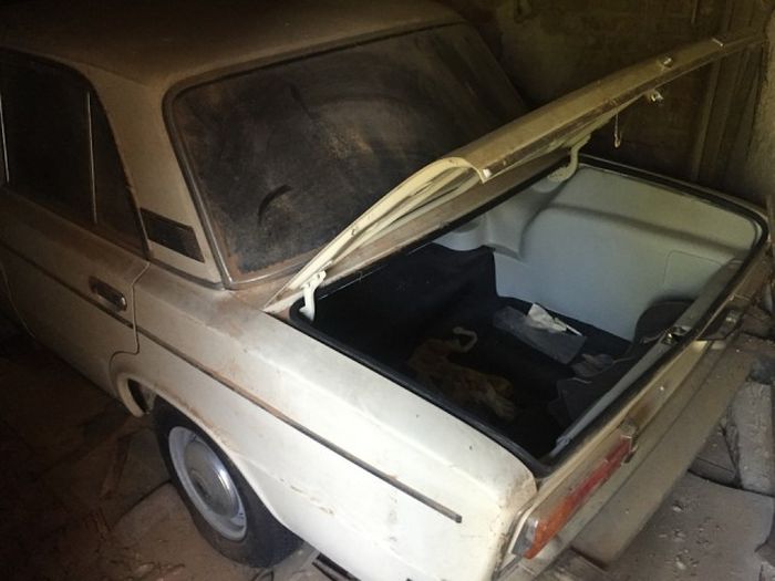 Экспортная версия ВАЗ-2106 простояла заваренной в гараже 25 лет (20 фото)