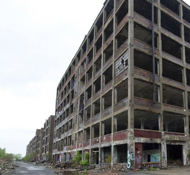 Руины завода Packard Plant находятся в Детройте, штат Мичиган. Завод впервые открылся в 1903 году и был покинут в 1958 году