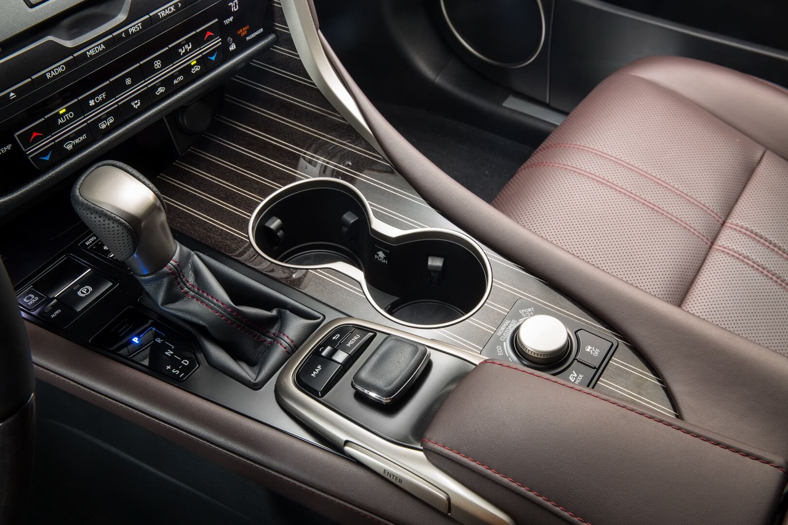 Внимание к деталям — эталон роскоши и практичности гибрида Lexus RX 450h
