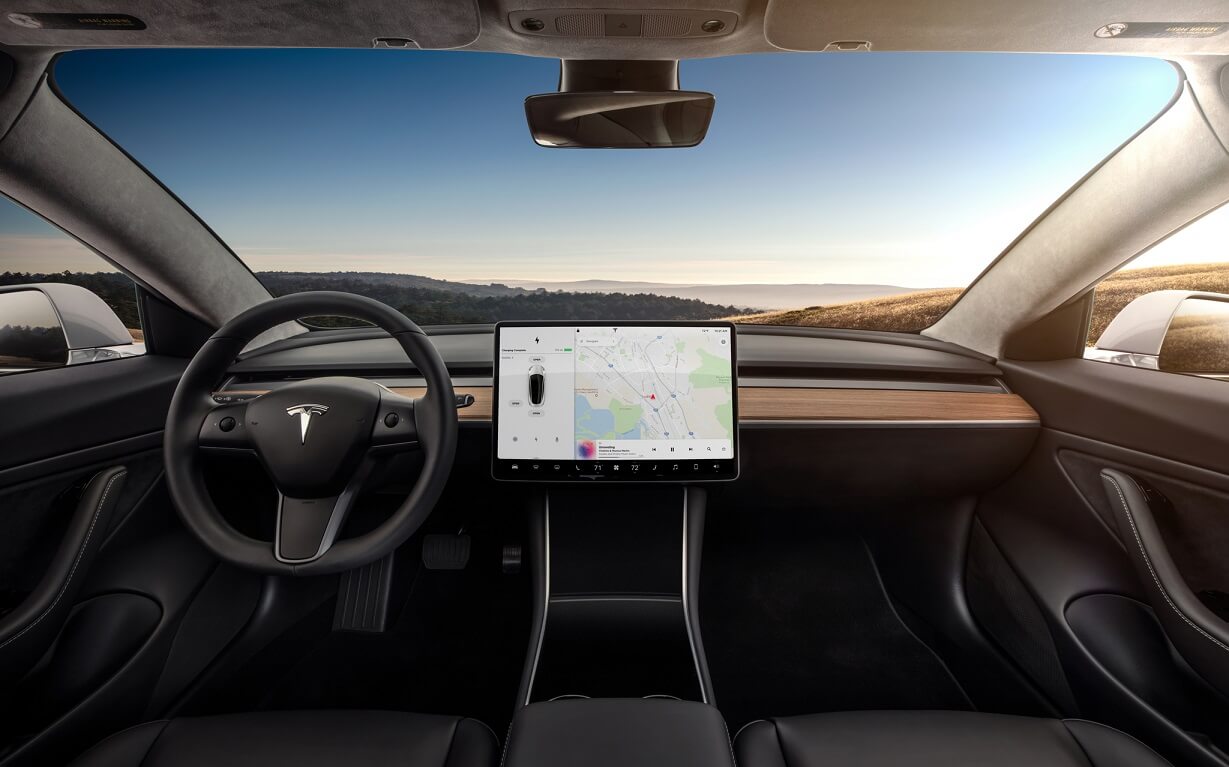 Минималистичность дизайна приборной панели электромобиля Tesla Model 3