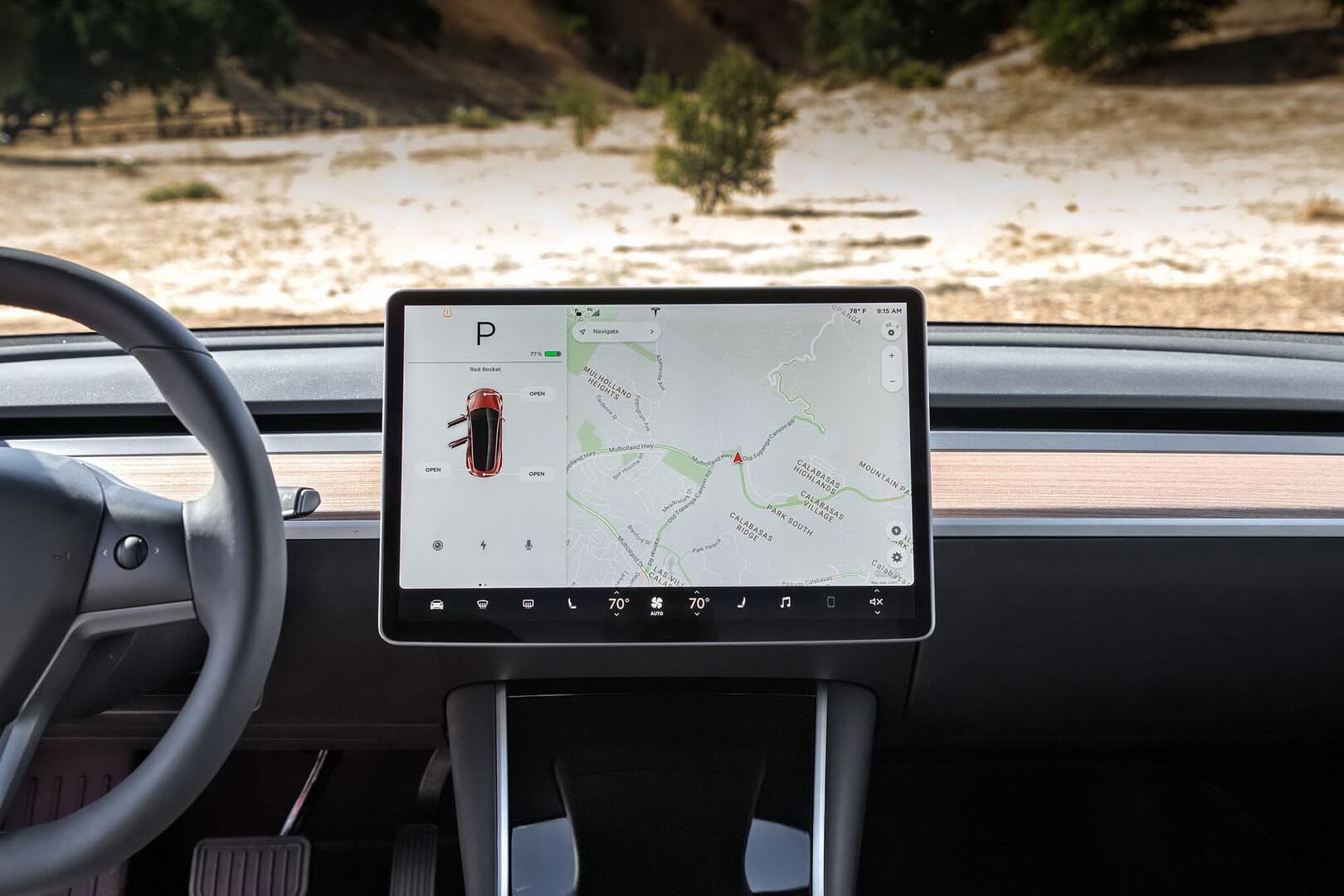 Информационный дисплей управления расположен по центру в Tesla Model 3