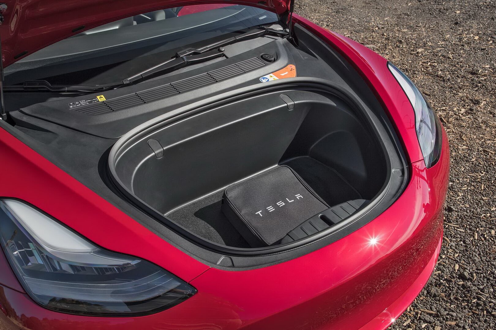 Передний багажник в Tesla Model 3