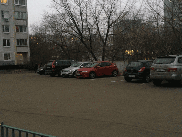 После угона машину припарковали в центре жилого квартала, прямо за школой