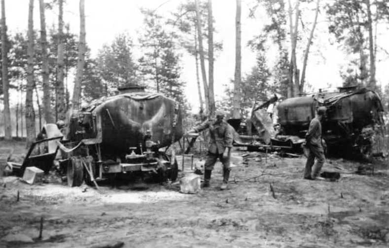 Уничтоженные советские бензозаправщики.
