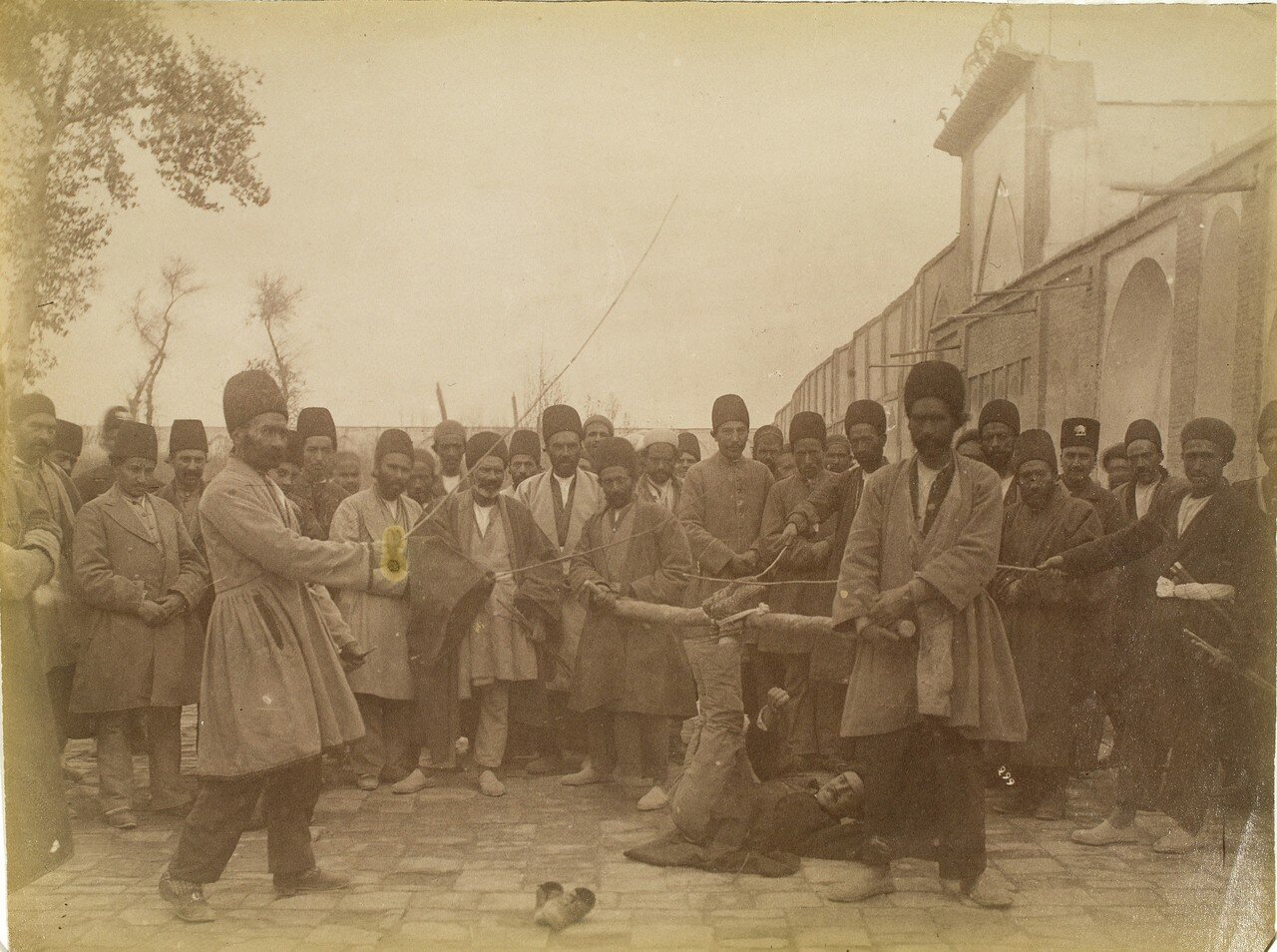 «Бастинадо»(«фалака»), вид телесного наказания в Персии