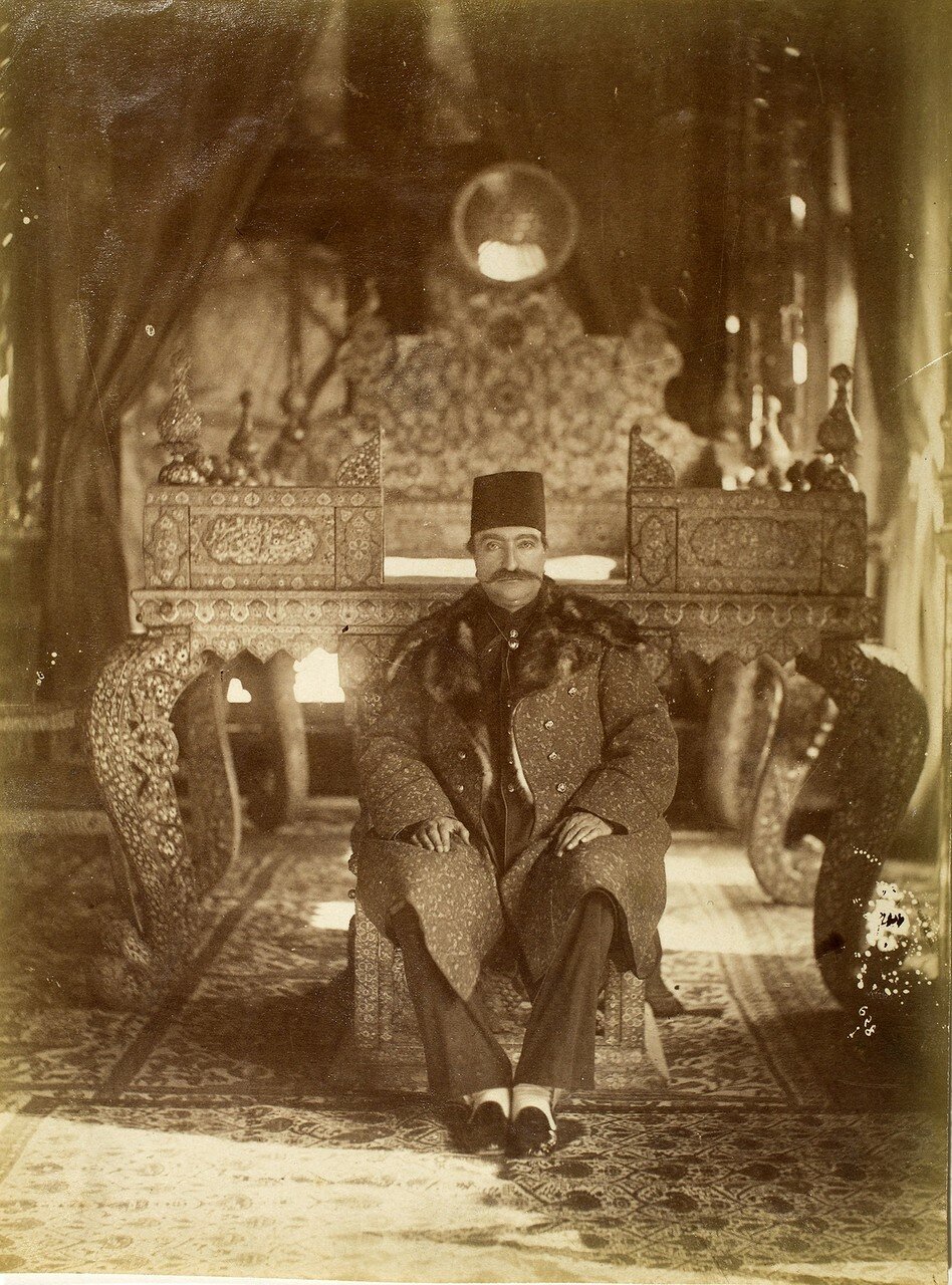 Наср-эд-Дин-шах Каджар на нижней ступени Павлиньего трона в Тронном зале Гюлистана, Тегеран