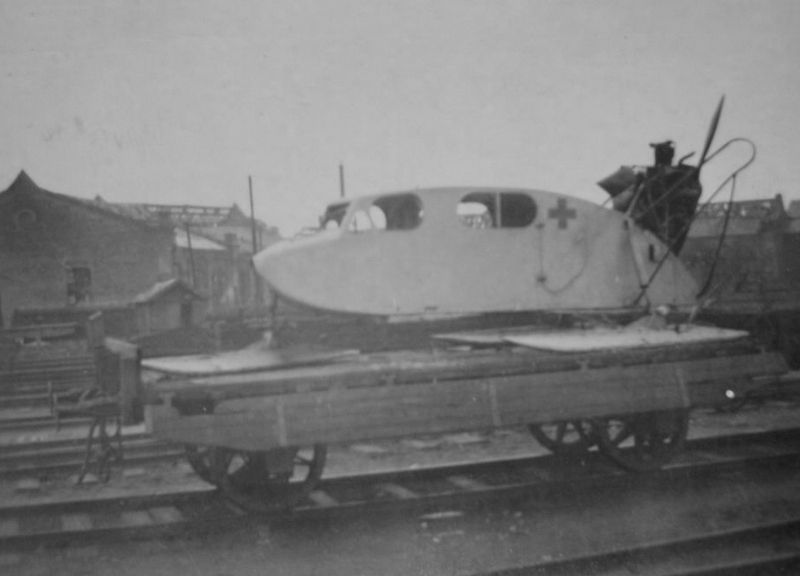 Захваченные санитарные аэросани ОСГА-6 на ж/д платформе. Брянск 1 ноября 1941 г.