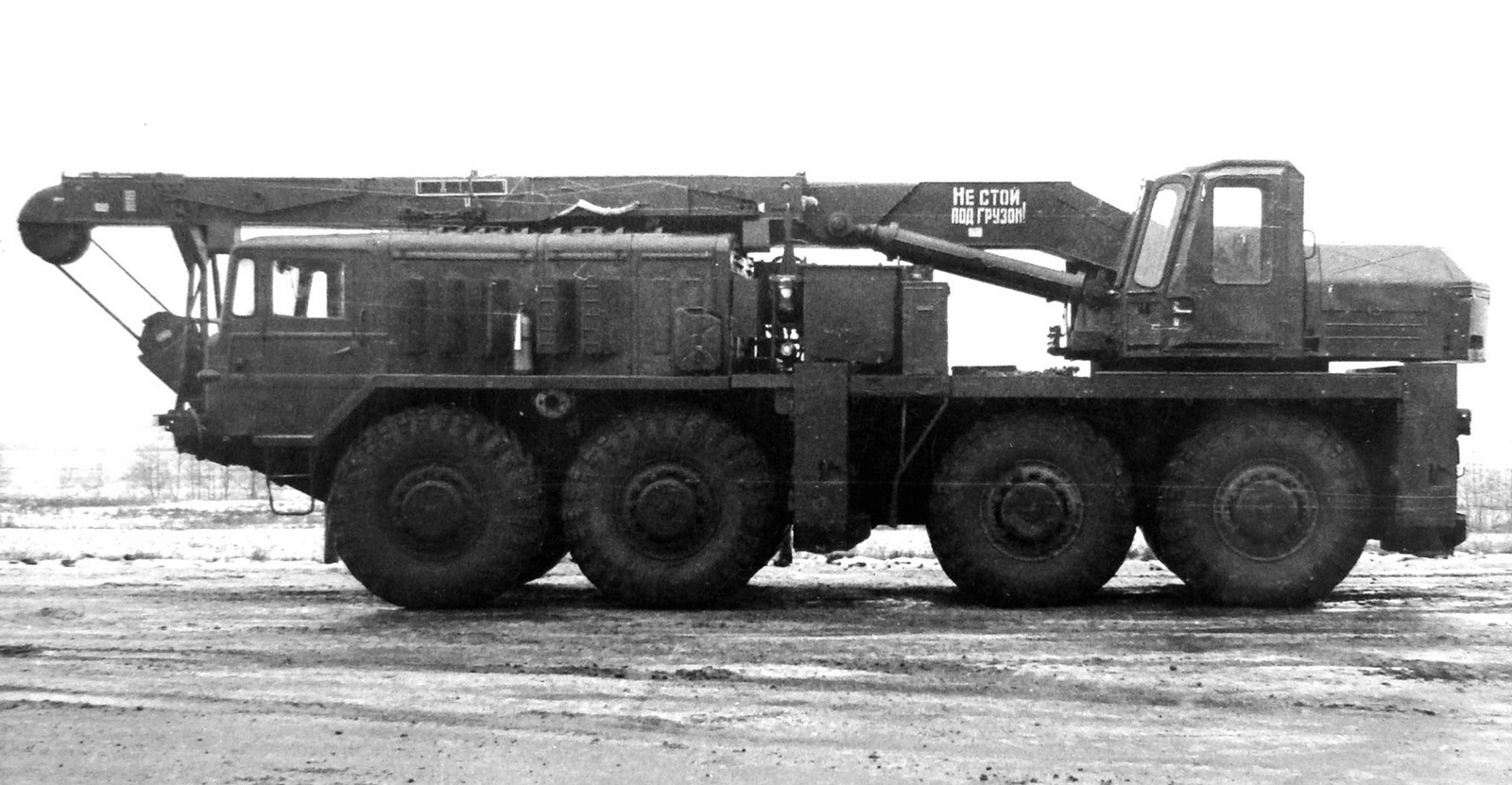 Гидравлический кран 9Т35 ракетных войск на шасси МАЗ-537К. 1968 год (из архива НИИЦ АТ)