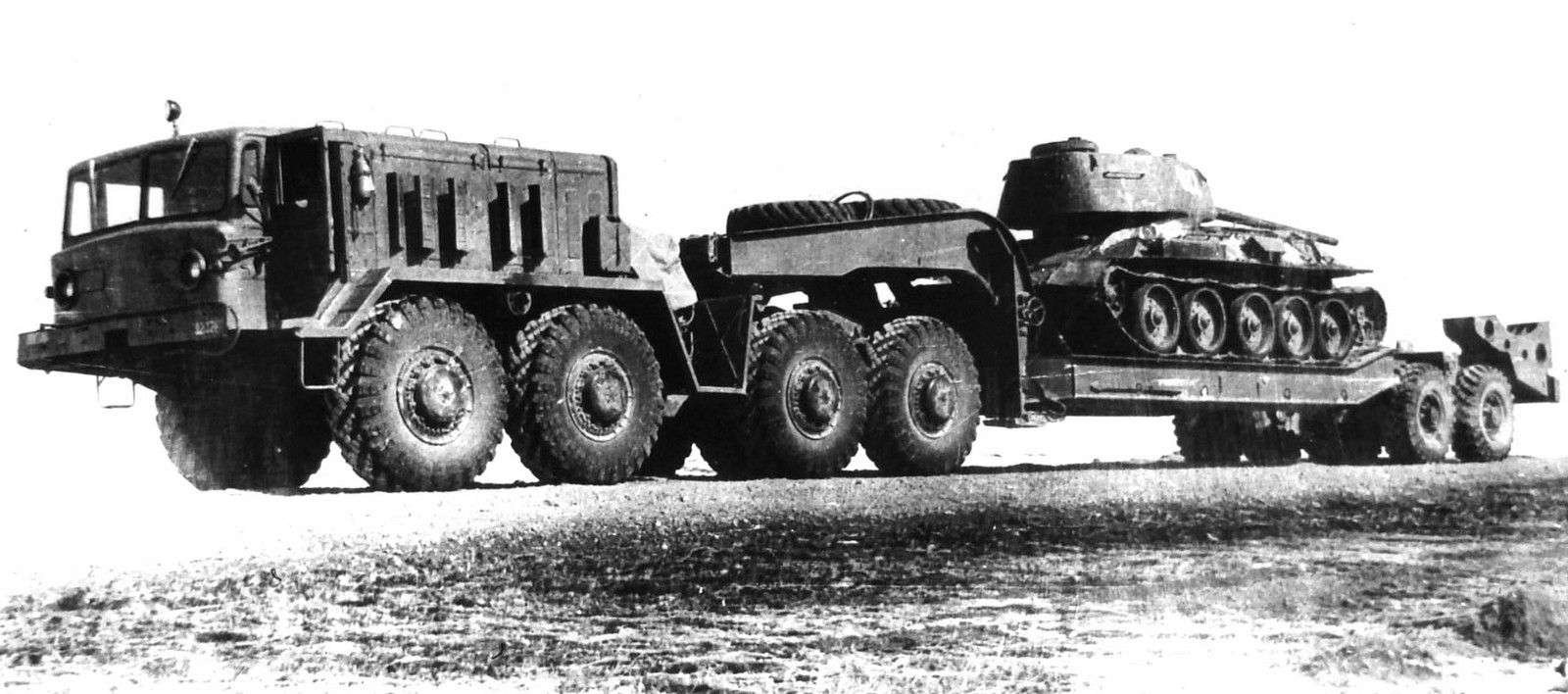 Ранний МАЗ-537Г с танковым полуприцепом МАЗ-5247Г. 1967 год (из архива НИИЦ АТ)