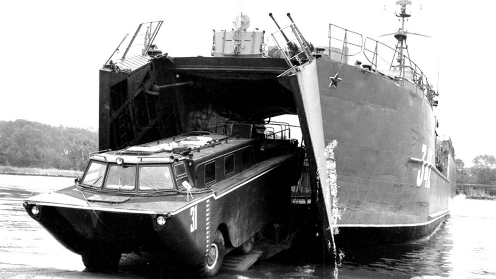 Выгрузка амфибии из десантного судна во время испытаний на Балтике