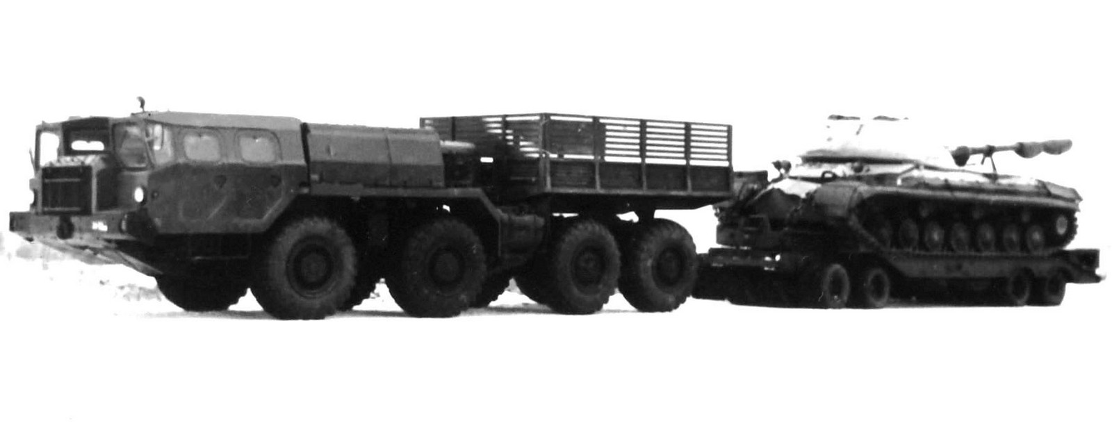 Балластный тягач МАЗ-7311 «Оплот-П» с танком Т-10М на прицепе ЧМЗАП-5212А