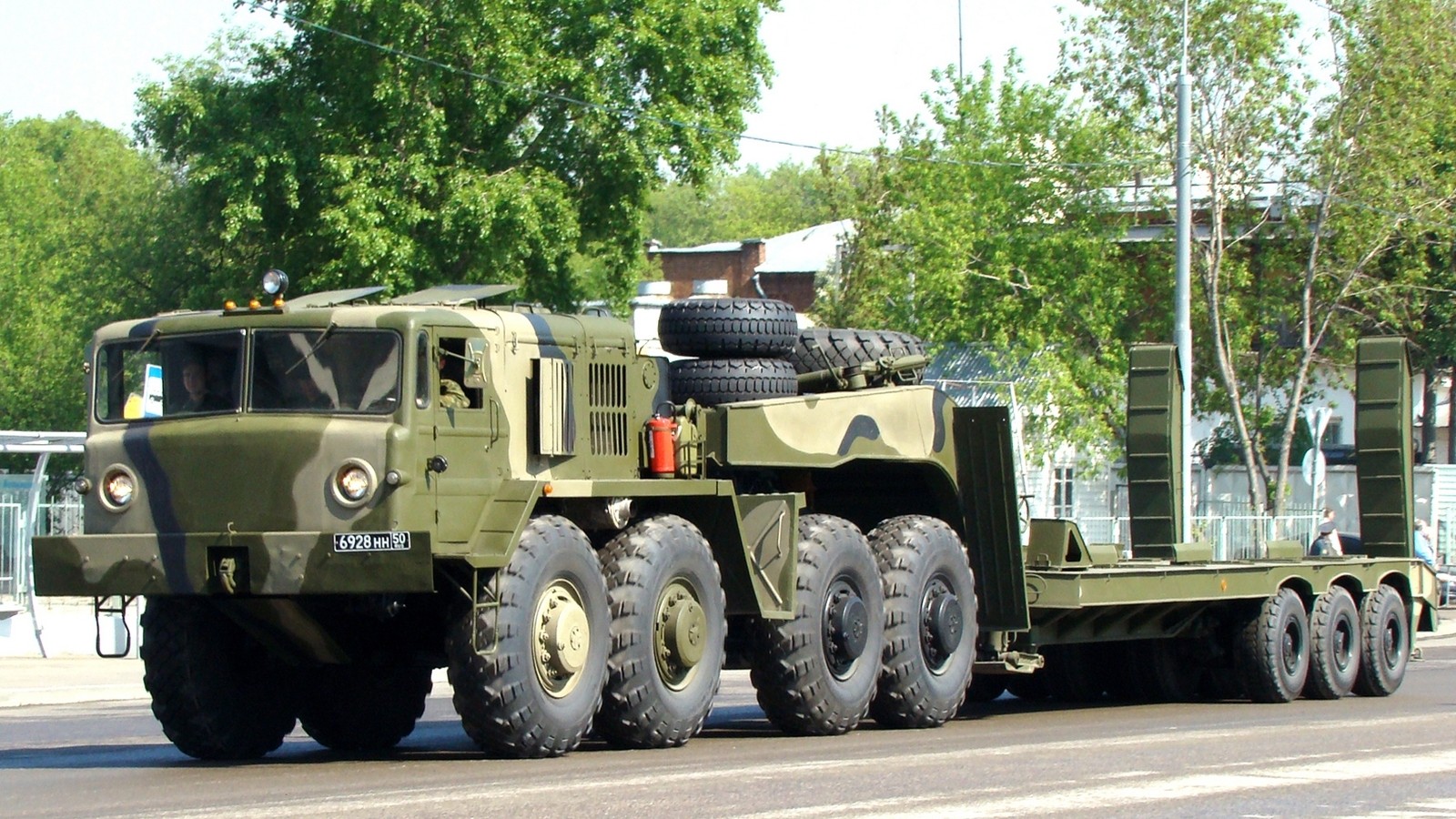 Тягач МАЗ-537Г с трехосным танковым полуприцепом ЧМЗАП-9990 (фото автора)