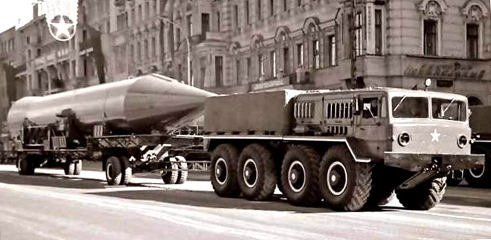 Балластный тягач МАЗ-535А буксирует двухосную тележку с ракетой Р-14