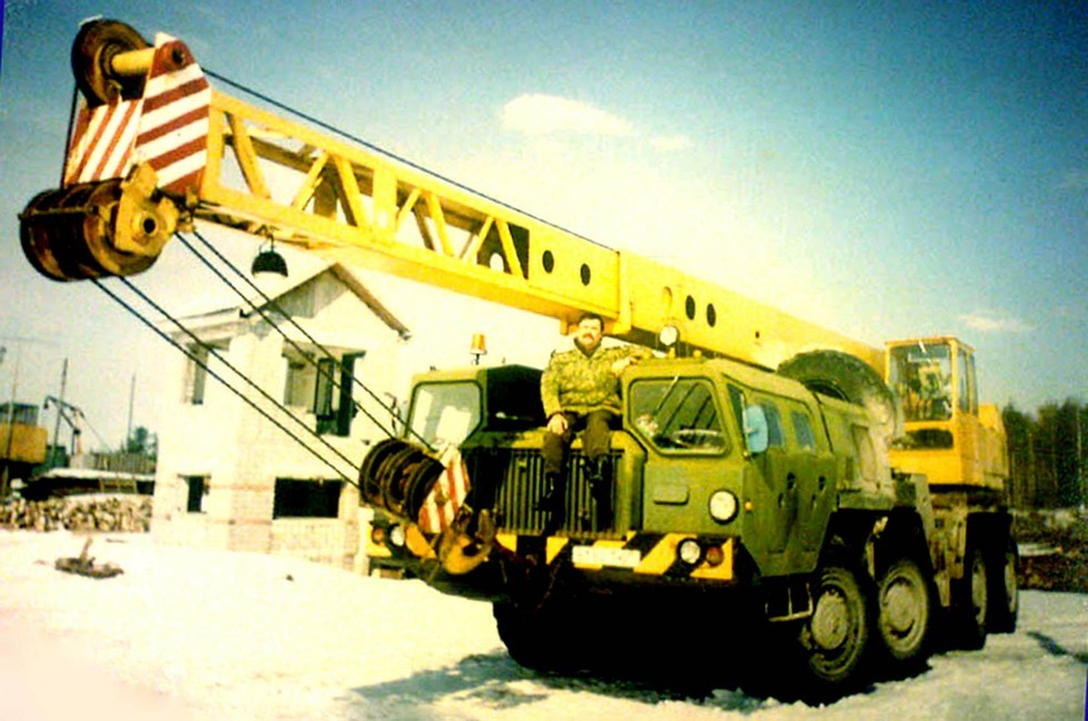 Памятное фото на автокране КС-5573, служившем на космодроме в Плесецке