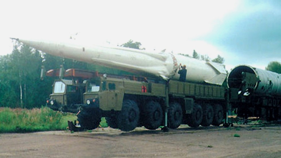 Бескрановая перегрузка противоракеты 51Т6 с транспортно-перегрузочной машины в контейнер 81Р6