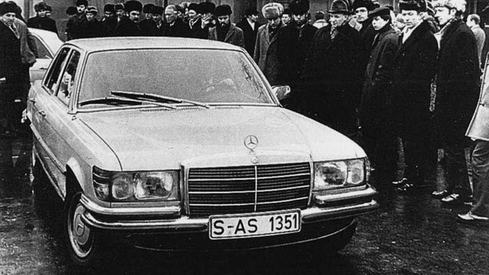 Советские граждане удивлённо рассматривают новейший Mercedes (1973 год)