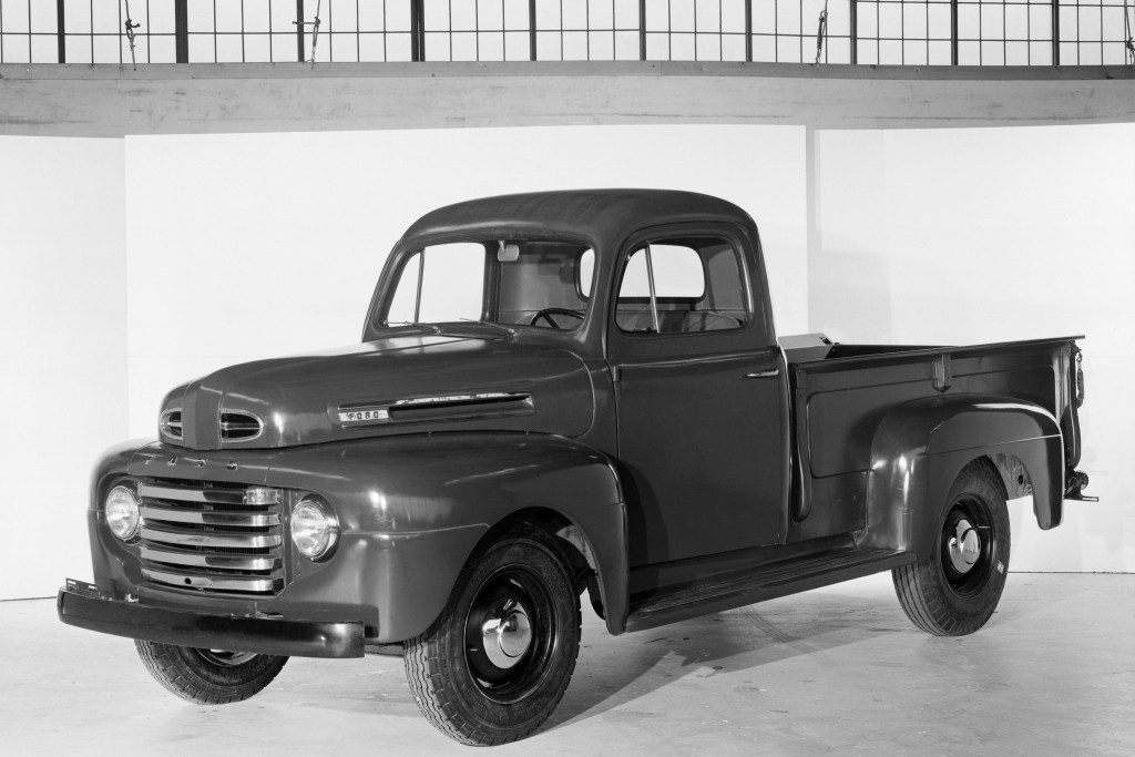 А вот и Ford F первого поколения образца 1948 года. Не правда, ли стилистическое сходство налицо? Технически