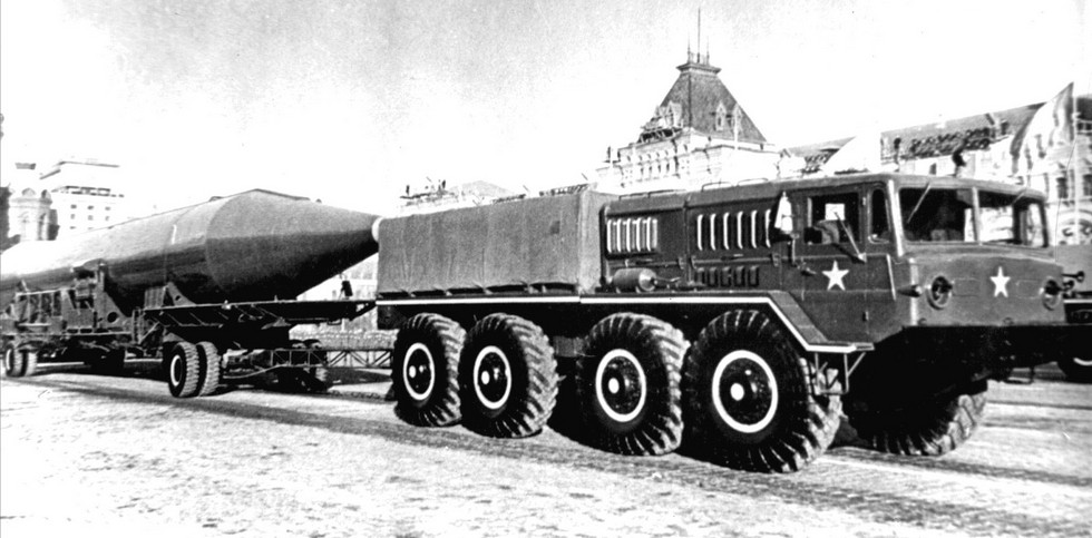 На военном параде в Москве тягач МАЗ-535А с ракетой Р-14 (из архива СКБ-1 МАЗ)