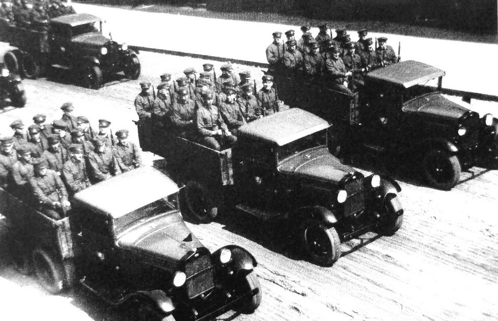 На параде бортовые грузовики с поперечными скамейками на 16 солдат