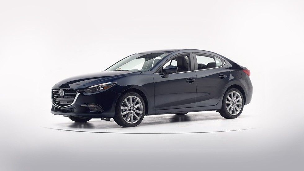 Mazda 3 вид три четверти