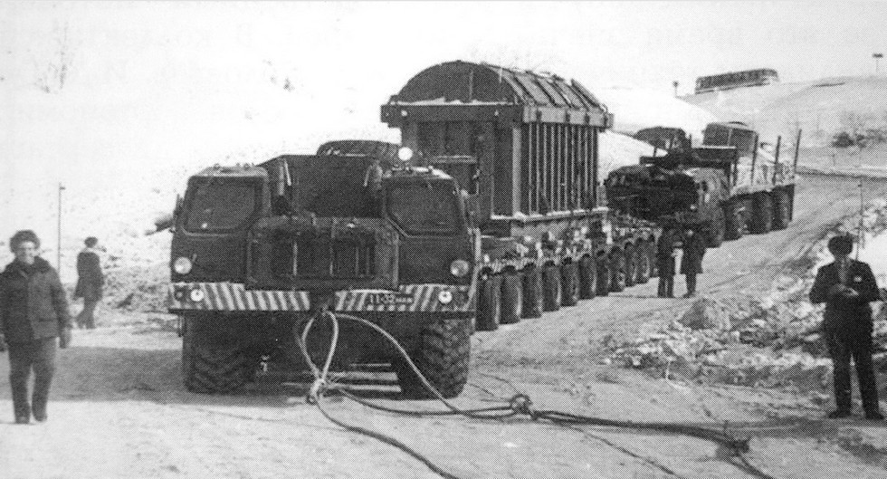 Перевозка неделимого груза на 300-тонном прицепе ЧМЗАП-8389 с тягачом и толкачом МАЗ-7310 (из архива НАМИ)