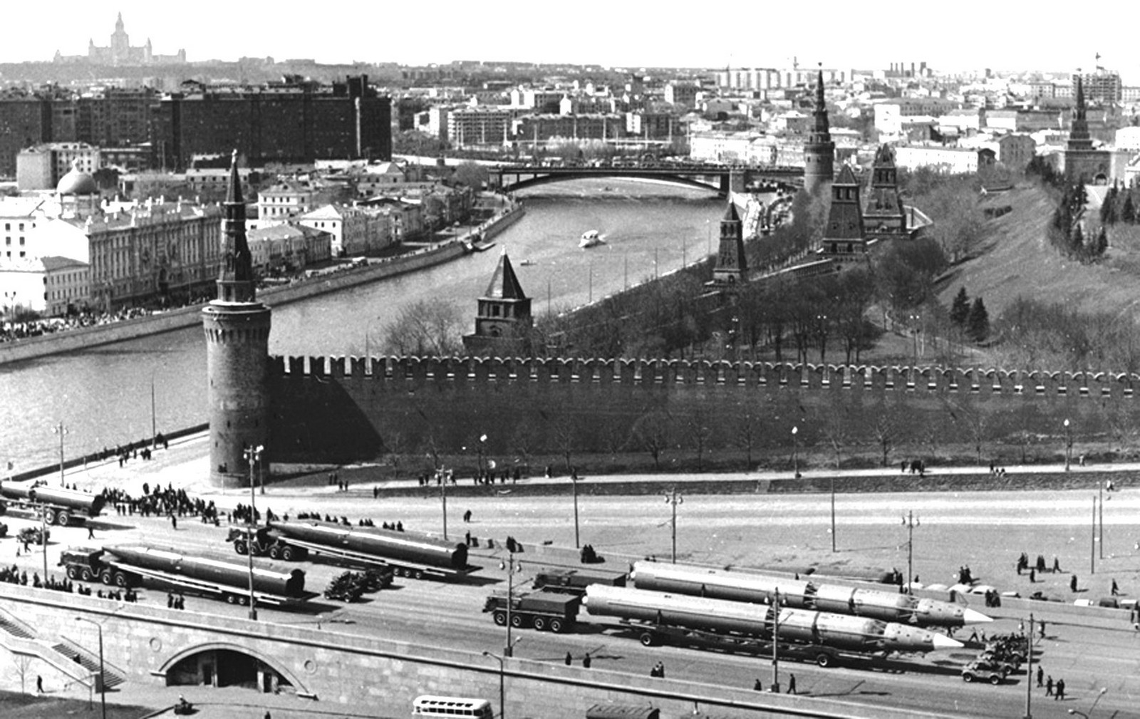Ракетные автопоезда на Москворецком мосту после парада — тягачи МАЗ-537А с ракетами ГР-1 (справа) и МАЗ-537 с ракетами Р-26. 1965 год