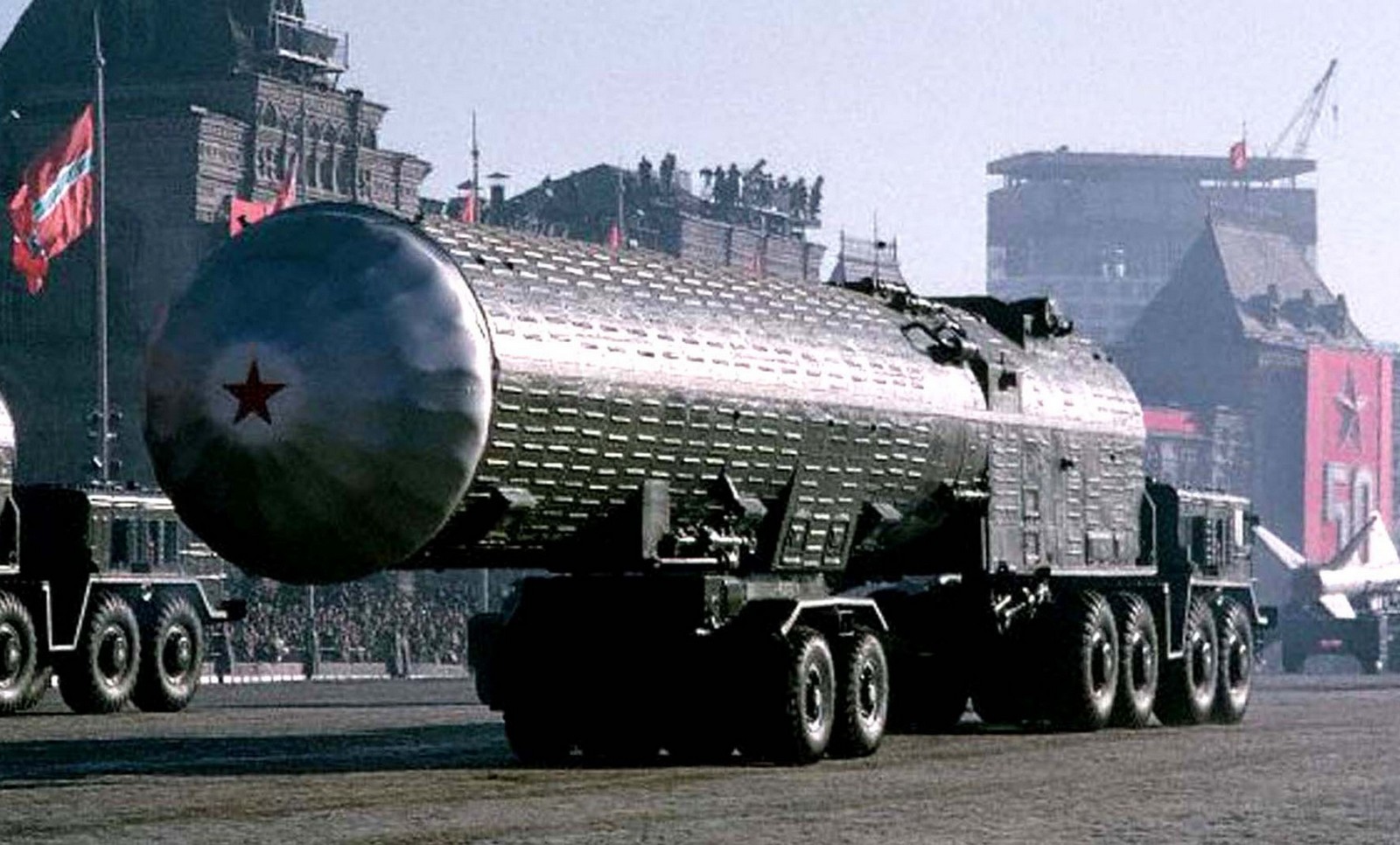 На параде тягач МАЗ-537В с полуприцепом-контейнером для ракеты комплекса А-35