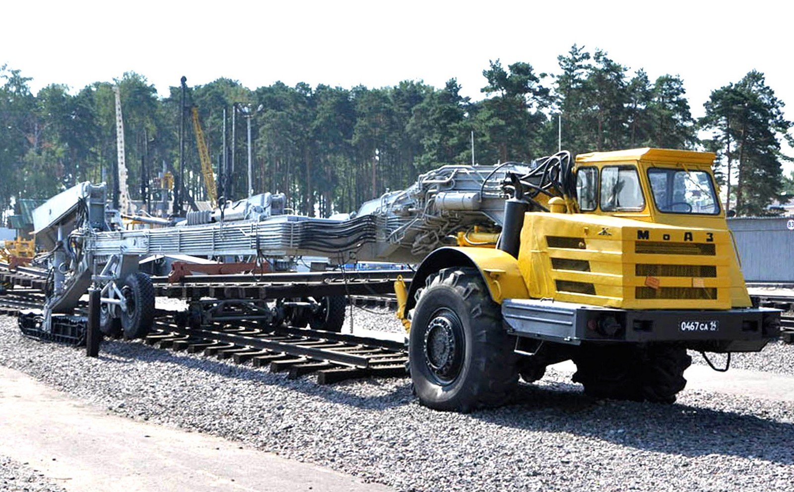 Полуприцепной железнодорожный путеукладчик МПА с тягачом МоАЗ-546П