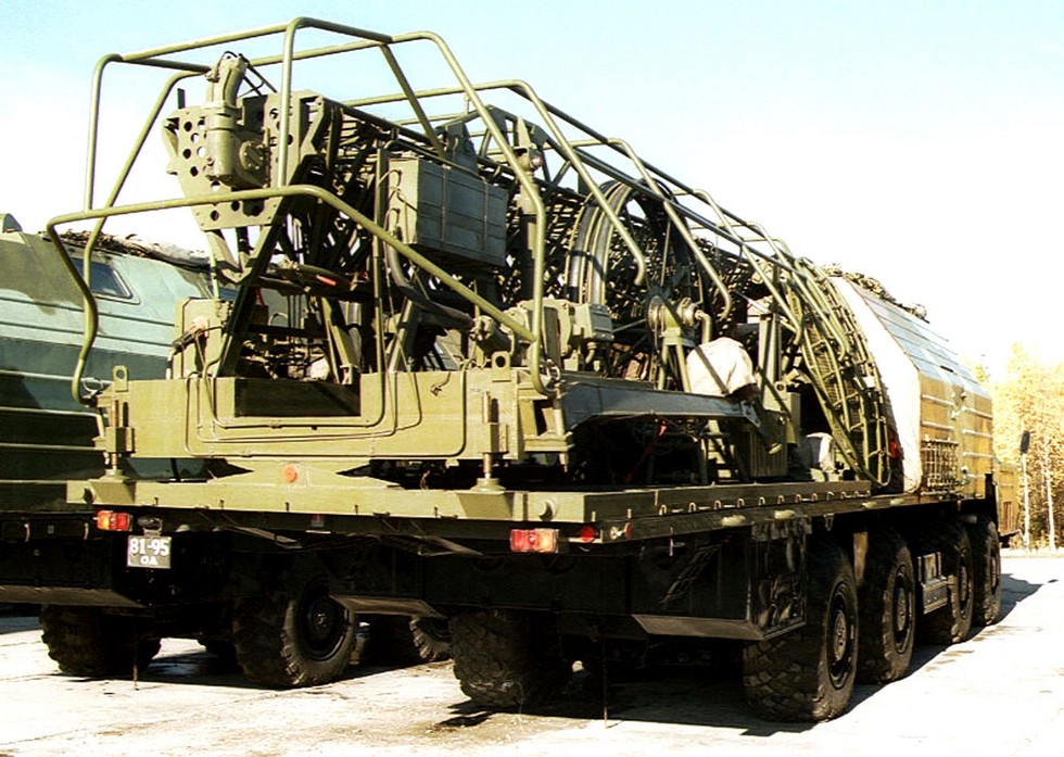Машина связи МС-2 в транспортном положении со сложенной антенной радиостанции «Торф-2»