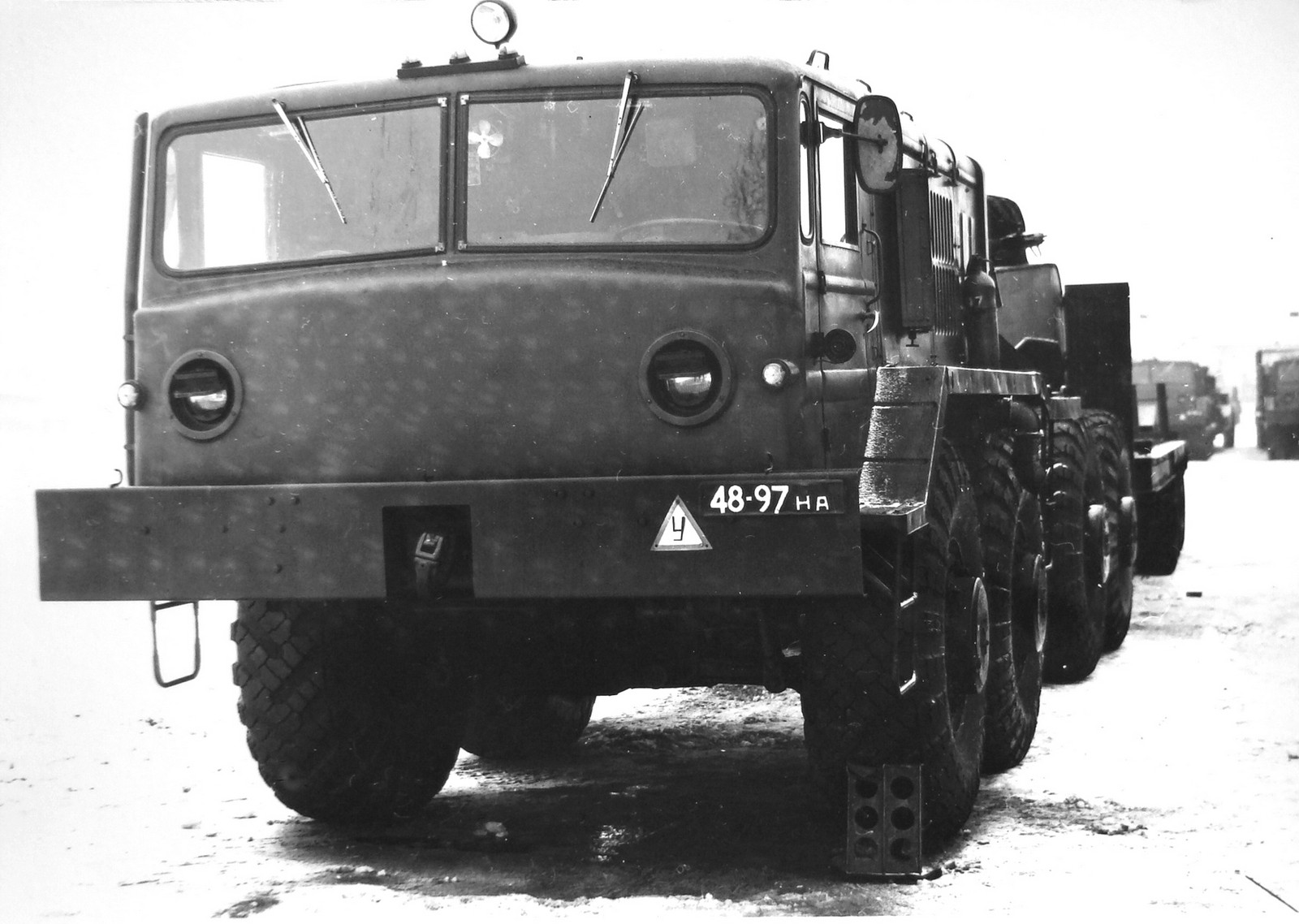 Серийный тягач МАЗ-537 с плоской передней стенкой кабины (фото Л. Гоголева)