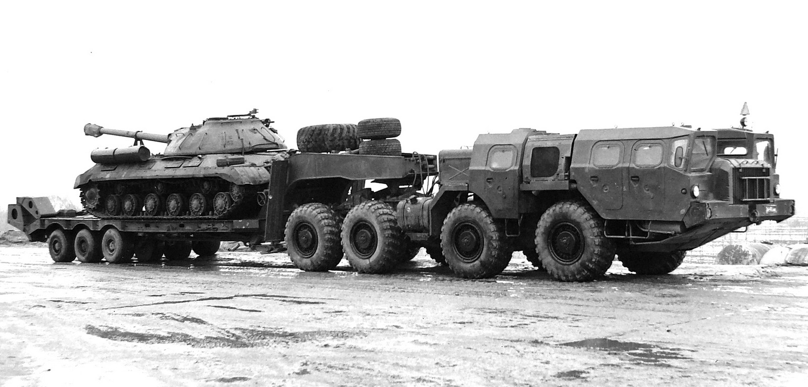 МАЗ-74101 «Оплот-Т» с кабиной боевого расчета и полуприцепом МАЗ-796