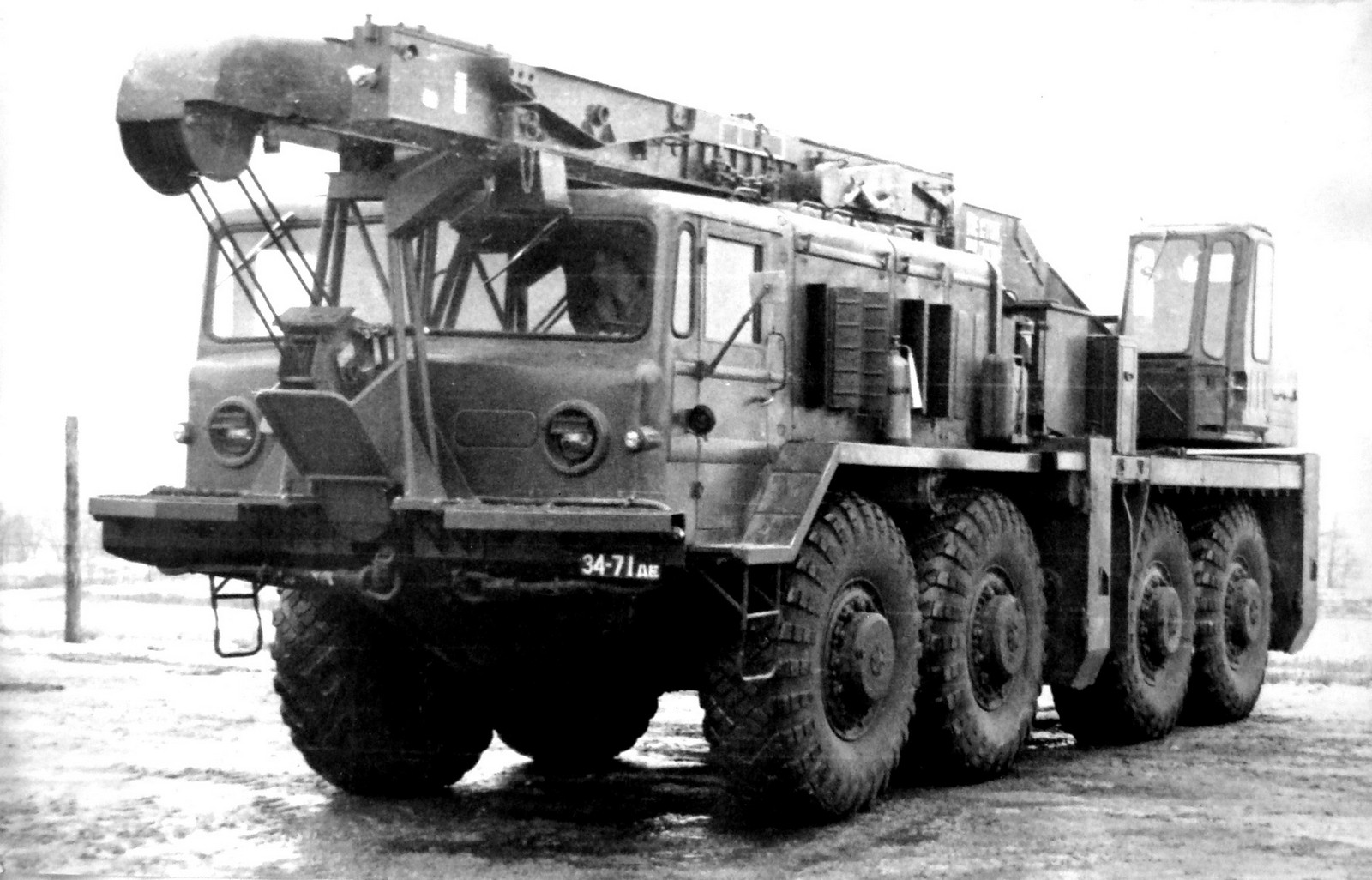 Автономный 16-тонный автокран 9Т35 с телескопической стрелой (из архива НИИЦ АТ)