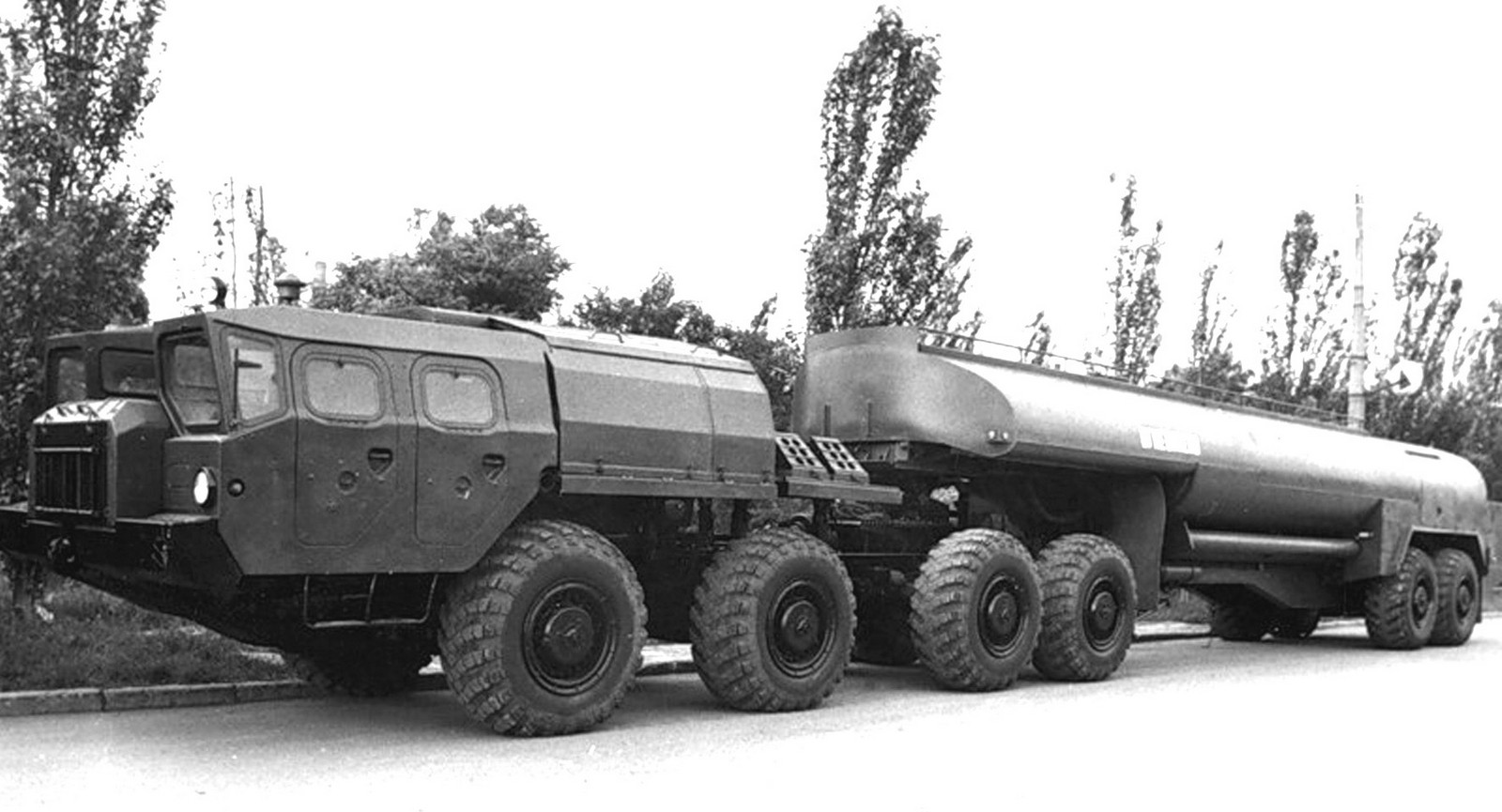 МАЗ-7410 с топливозаправщиком ТЗ-30 на шасси активного полуприцепа МАЗ-9989