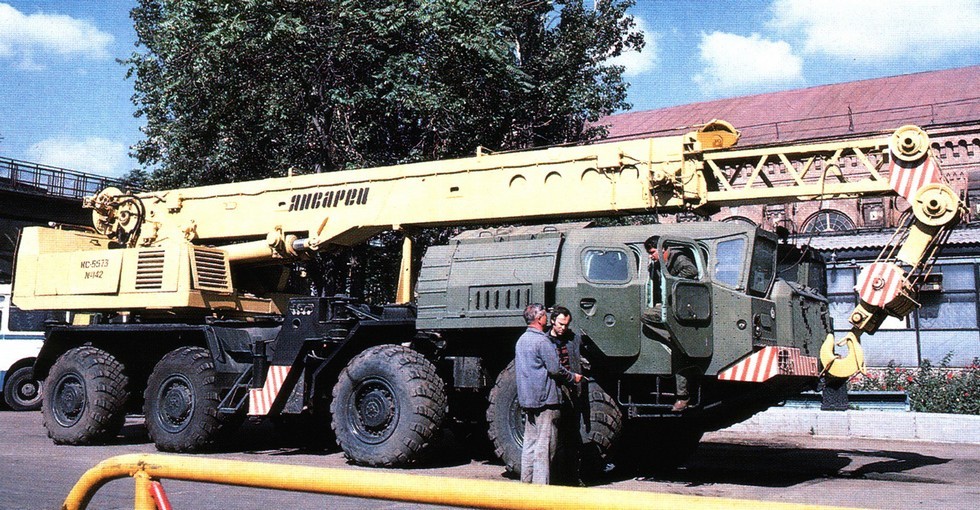 Многоцелевой 25-тонный кран КС-5573 на шасси МАЗ-73101 (из архива СКБ-1 МАЗ)