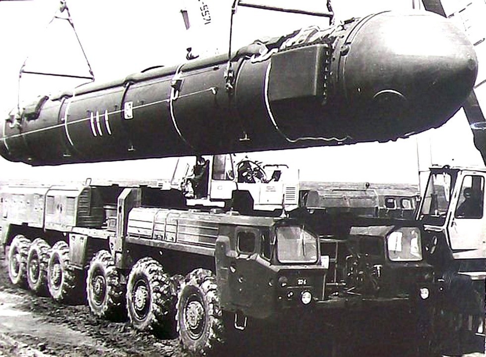 Крановая перегрузка ракетного контейнера комплекса с установки 15Т116