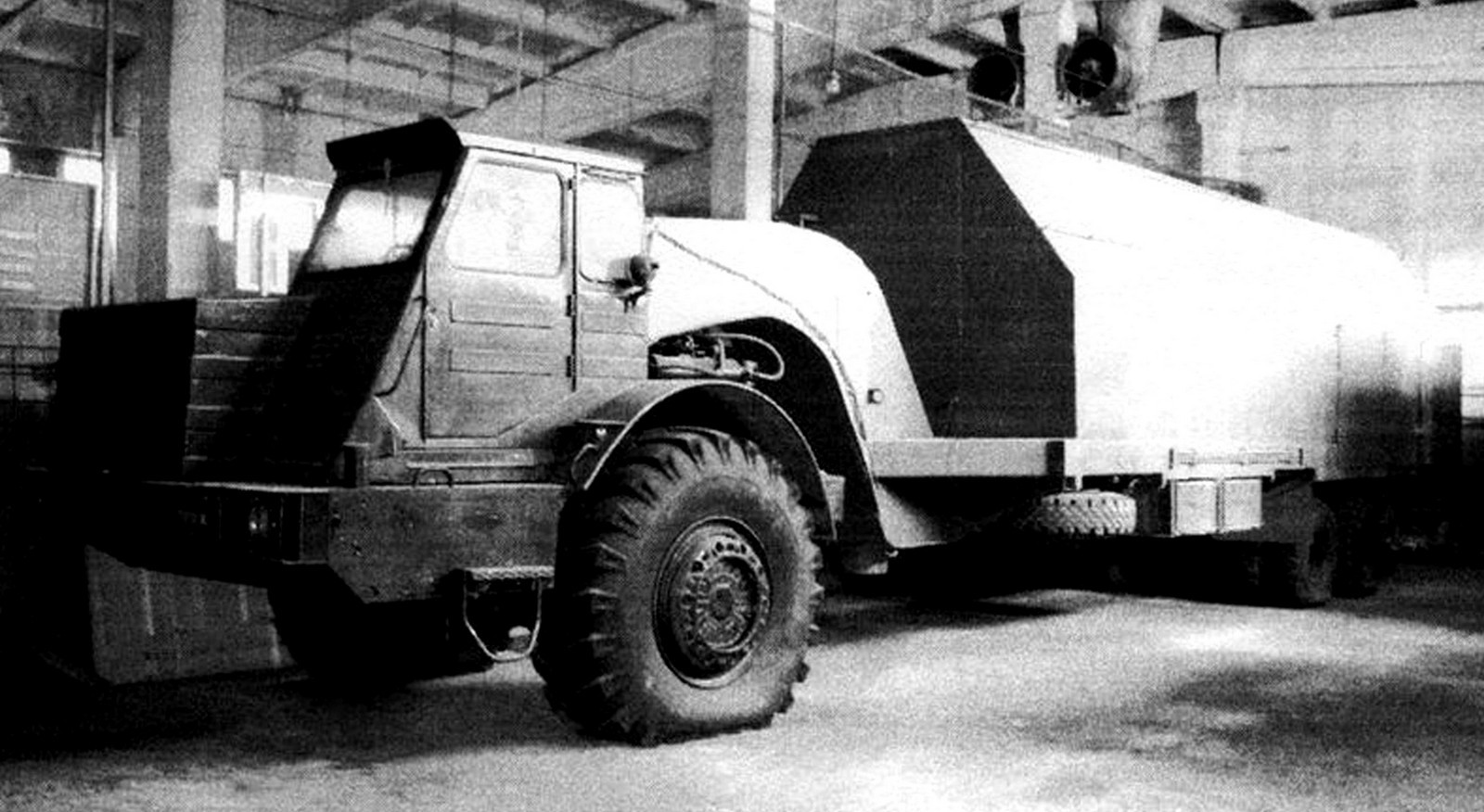 МоАЗ-546П со специальным складским полуприцепом-фургоном СПС-2