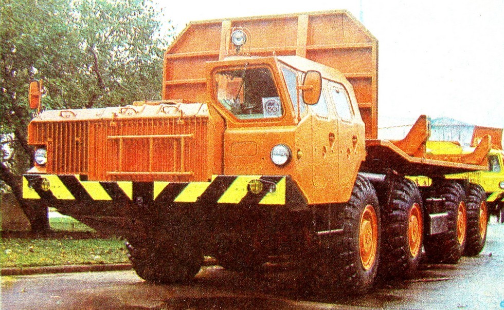Многоцелевое шасси МАЗ-7910 для перевозки длинномерных грузов (из архива Л. Шугурова)