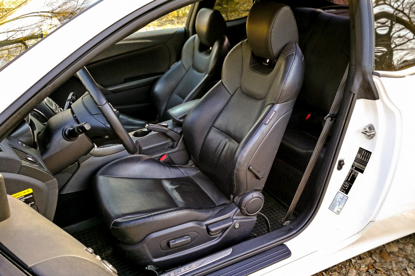 Hyundai Genesis Coupe передние сидения