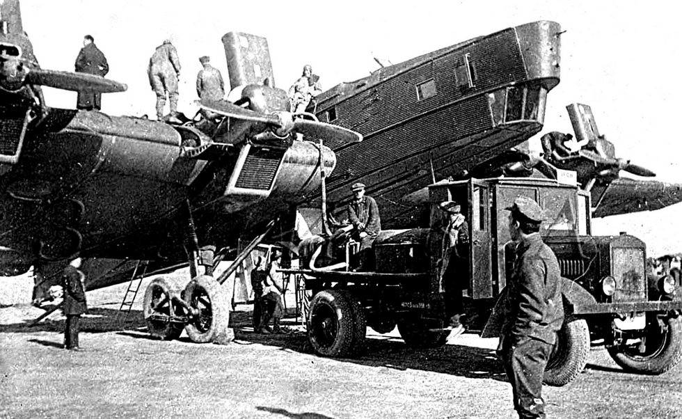 Аэродромная цистерна на шасси ЯГ-6 при заправке бомбардировщика ТБ-3M