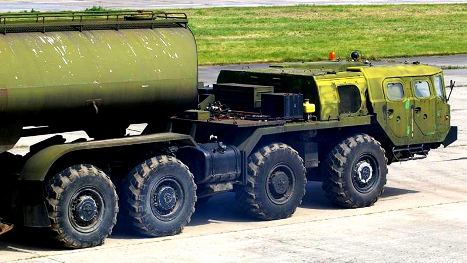Усиленный седельный тягач МАЗ-74103 без лебедки и третьей кабины (фото М. Чега)