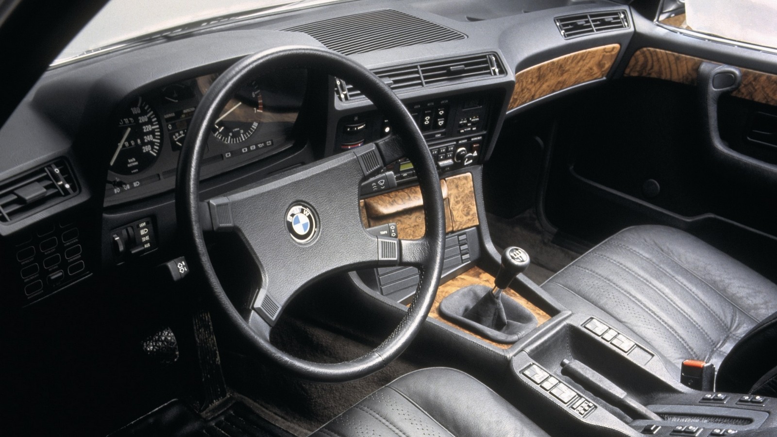 Интерьер BMW 745i – воплощение роскоши. Правда, в то время уже существовал 126-й…