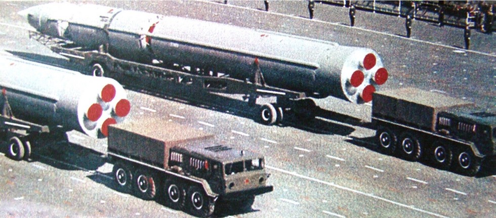Тягачи МАЗ-535А с орбитальными ракетами ГР-1 на тележках 8Т139. 1965 год