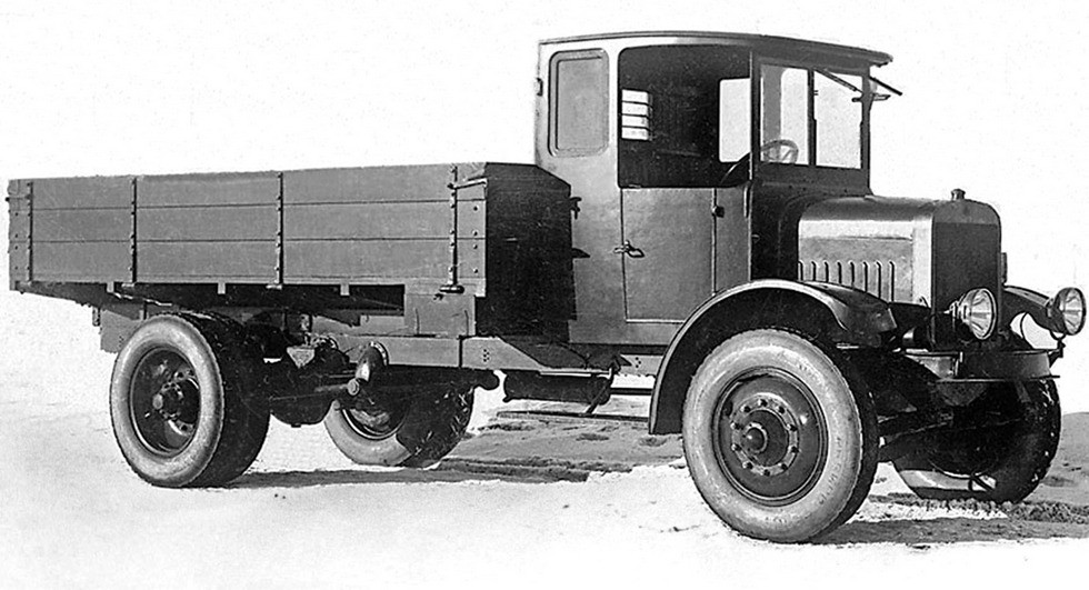 Первый советский тяжелый грузовой автомобиль Ярославского автозавода
