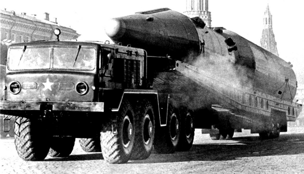 Седельный тягач МАЗ-537 с ракетой Р-26 на трехосной тележке. 1964 год