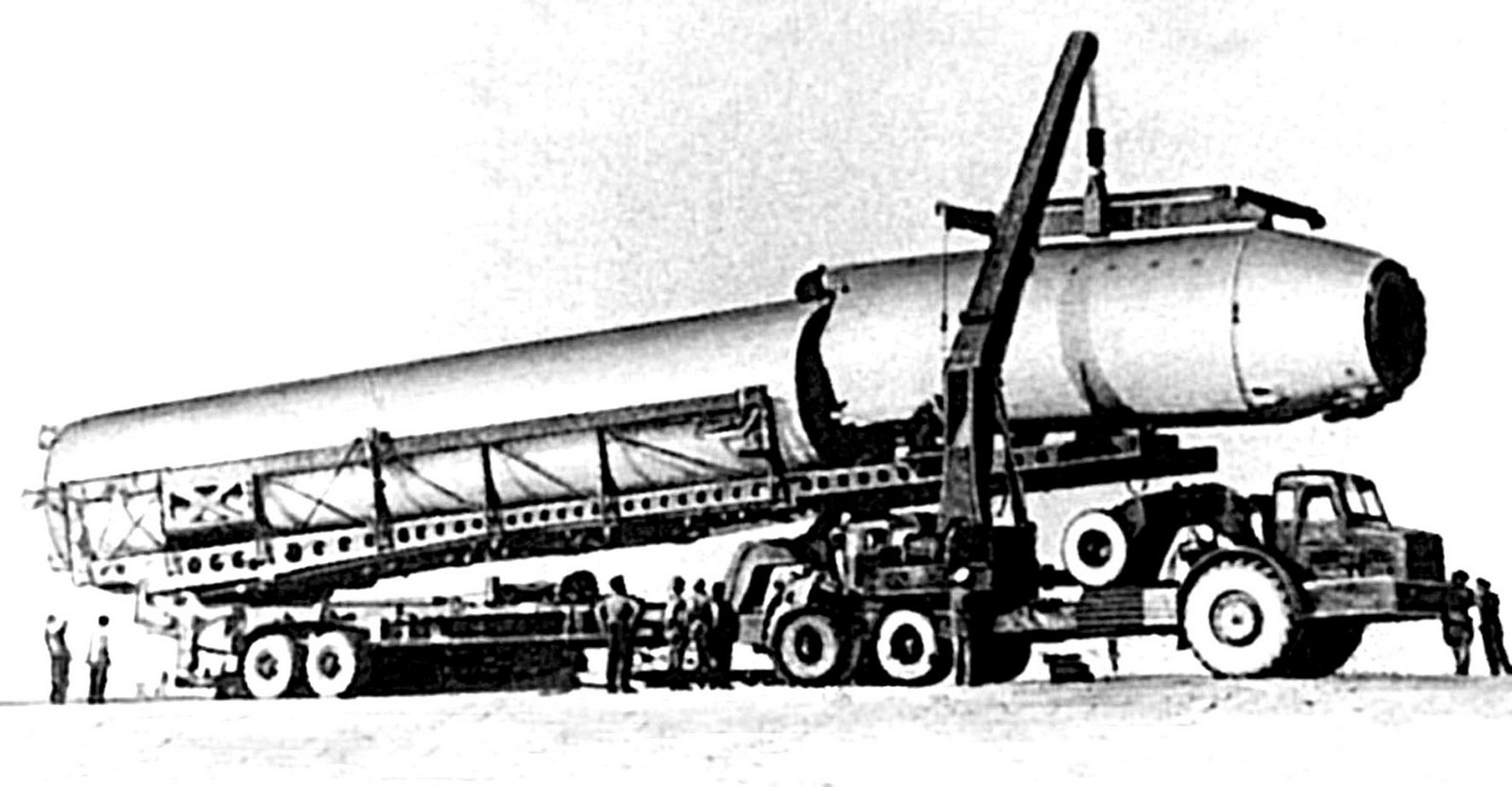 Ракета Р-36 на транспортно-установочном агрегате 8Т178 с тягачом МАЗ-529Е (из архива МЗКТ)