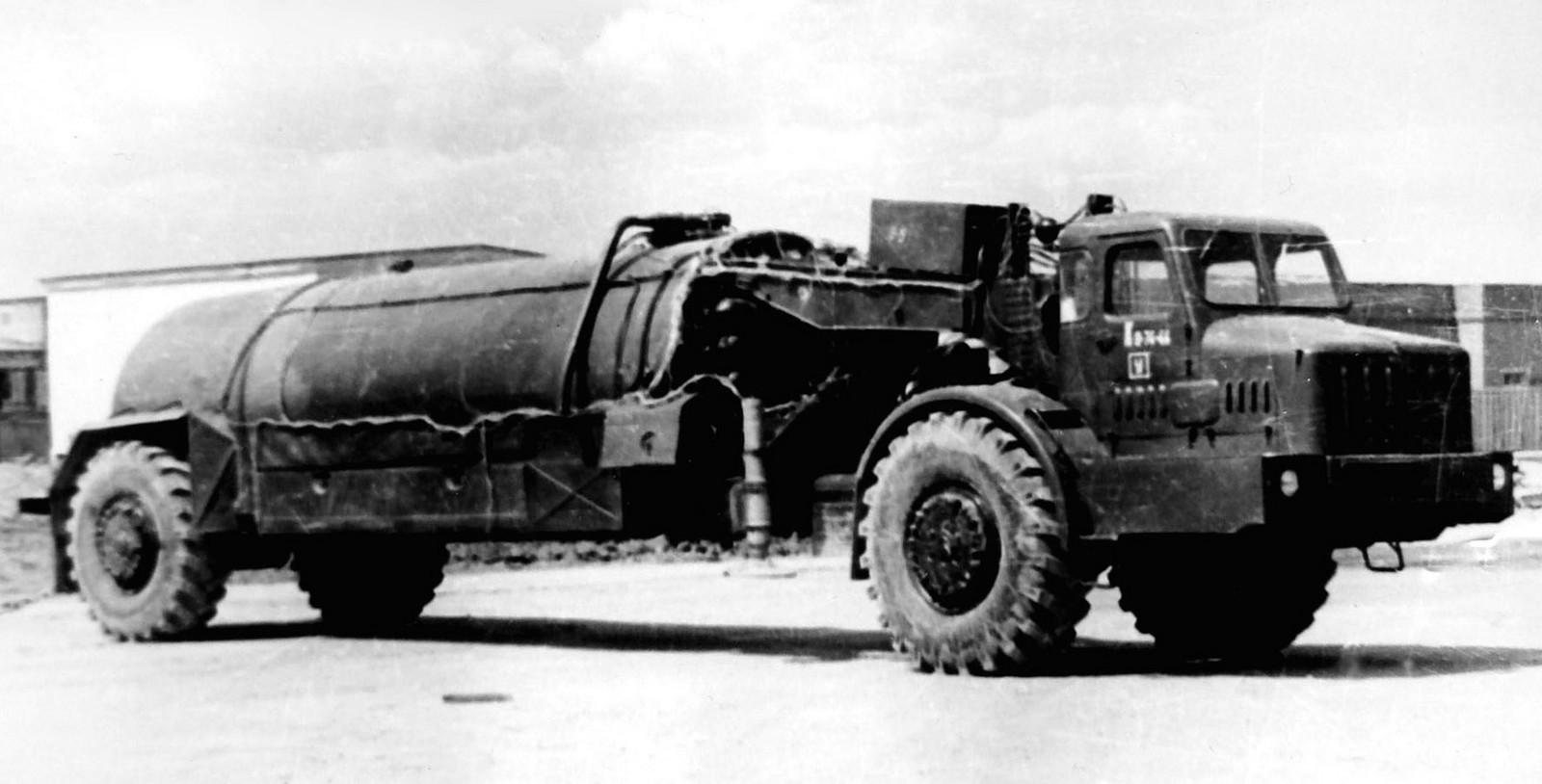 МАЗ-529Е с полуприцепным топливозаправщиком 8Г132 (из архива НИИЦ АТ)